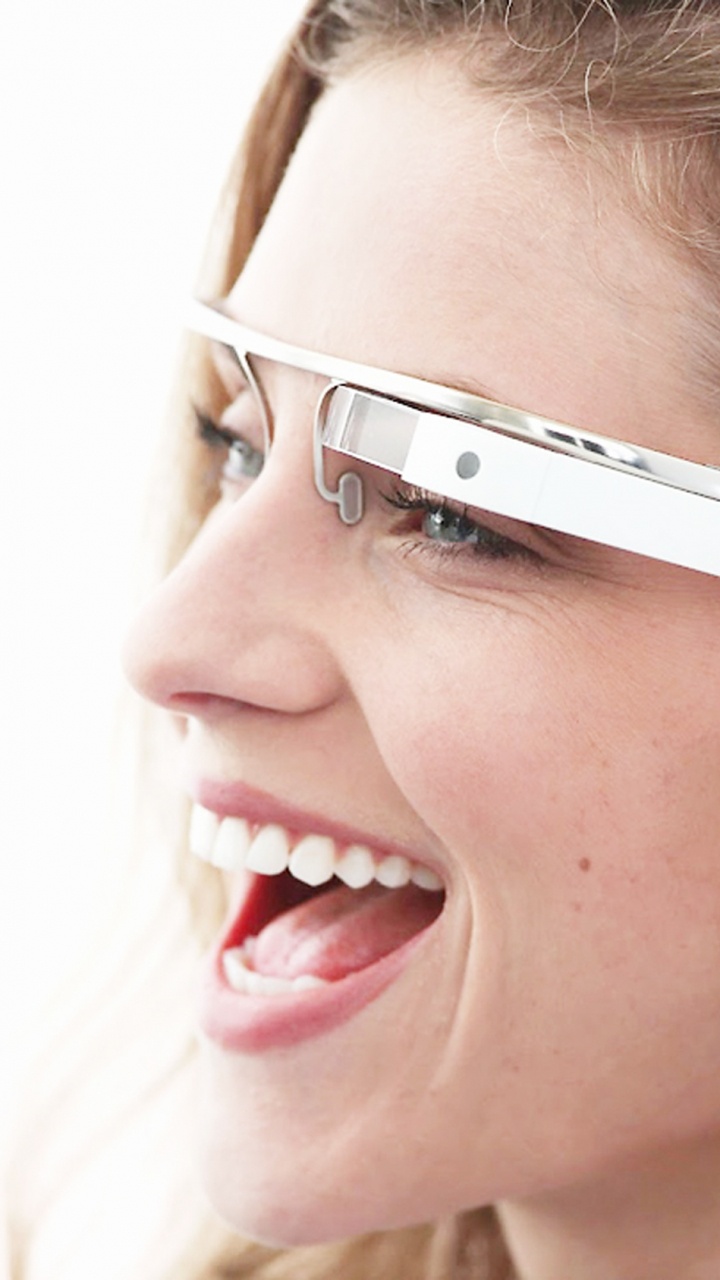 Frau Mit Silberner Brille. Wallpaper in 720x1280 Resolution