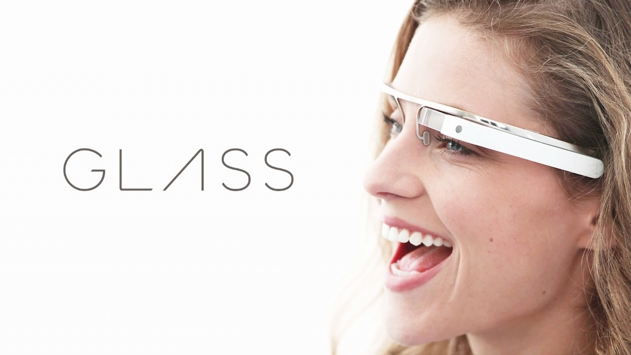 Femme Portant Des Lunettes à Monture Argentée. Wallpaper in 1280x720 Resolution