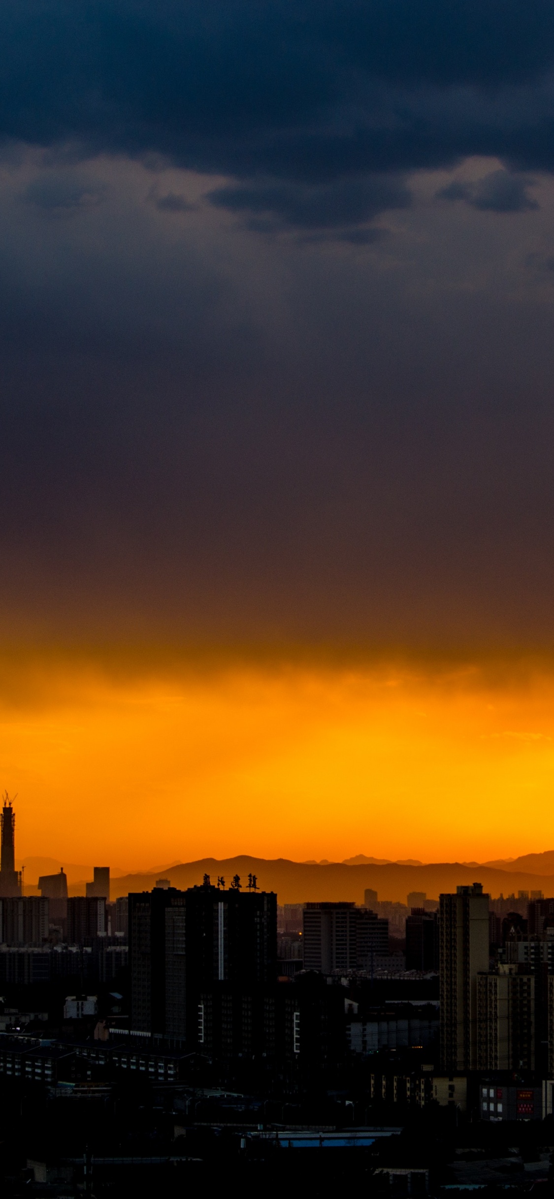 Silueta de Los Edificios de la Ciudad Durante la Puesta de Sol. Wallpaper in 1125x2436 Resolution