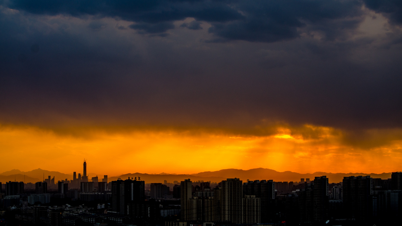 Silhouette Von Stadtgebäuden Bei Sonnenuntergang. Wallpaper in 1280x720 Resolution