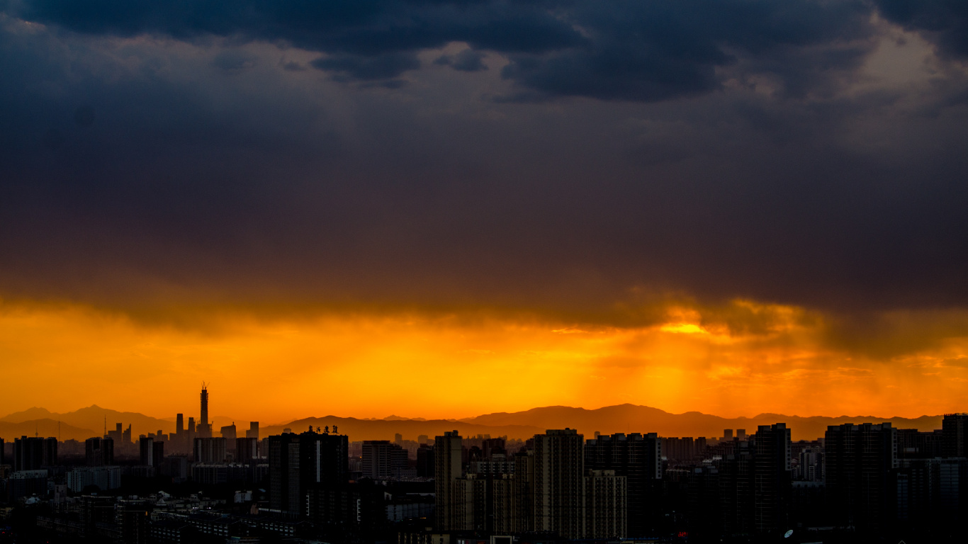 Silhouette Von Stadtgebäuden Bei Sonnenuntergang. Wallpaper in 1366x768 Resolution