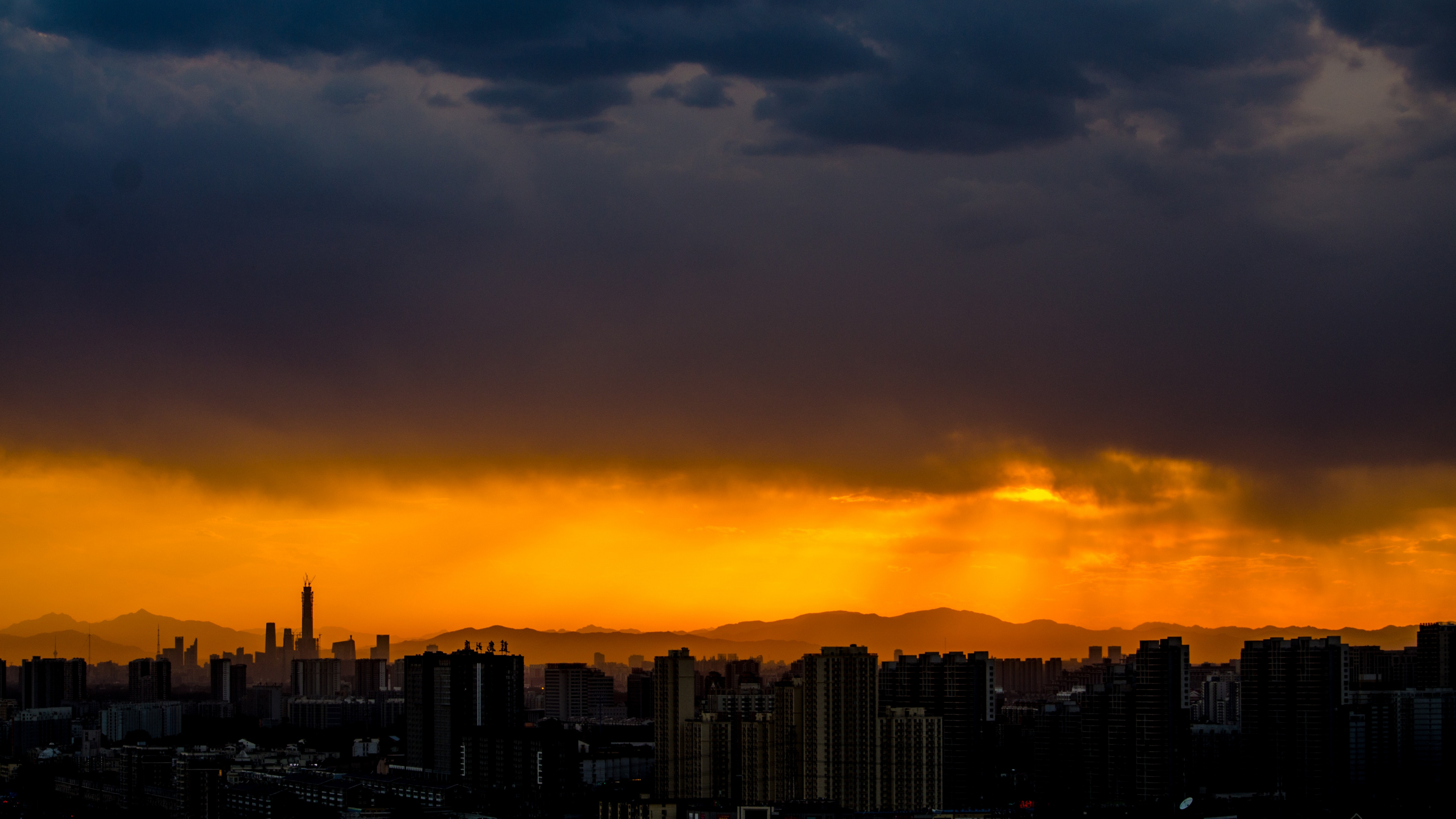 Silhouette Von Stadtgebäuden Bei Sonnenuntergang. Wallpaper in 3840x2160 Resolution