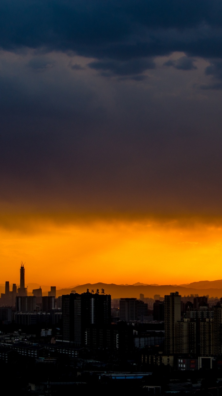 Silhouette Von Stadtgebäuden Bei Sonnenuntergang. Wallpaper in 720x1280 Resolution