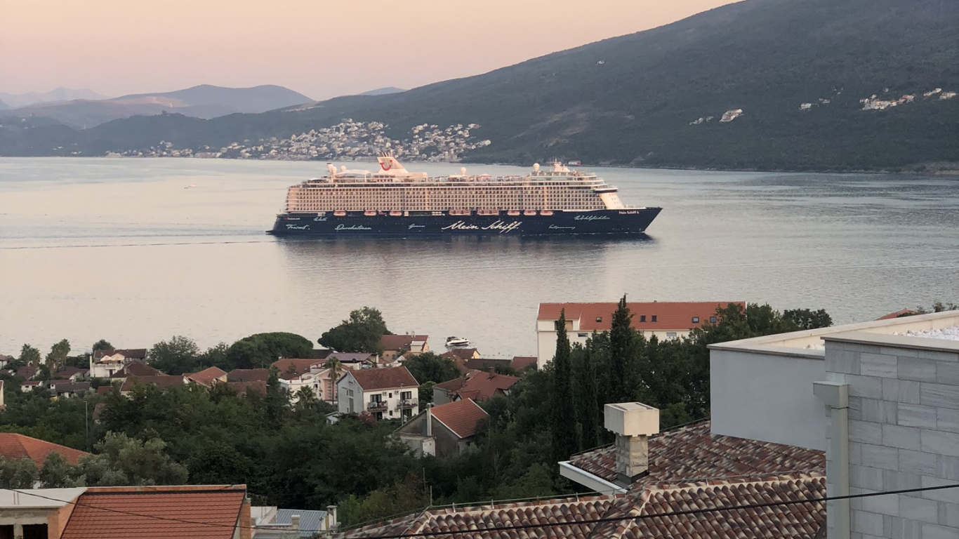 Agua, Inmueble, Techo, Highland, Moto de Agua. Wallpaper in 1366x768 Resolution