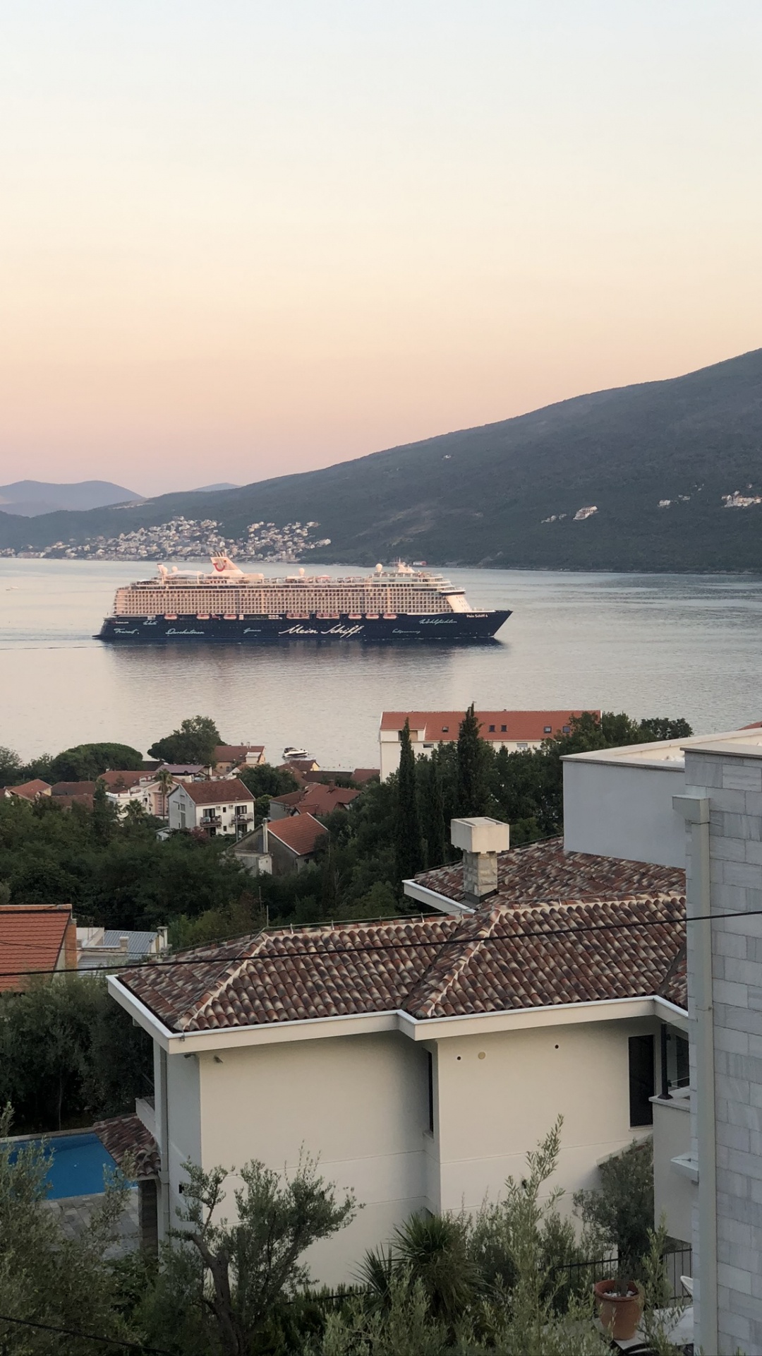 Wasser, Immobilie, Dach, Hochland, Wasserfahrzeug. Wallpaper in 1080x1920 Resolution