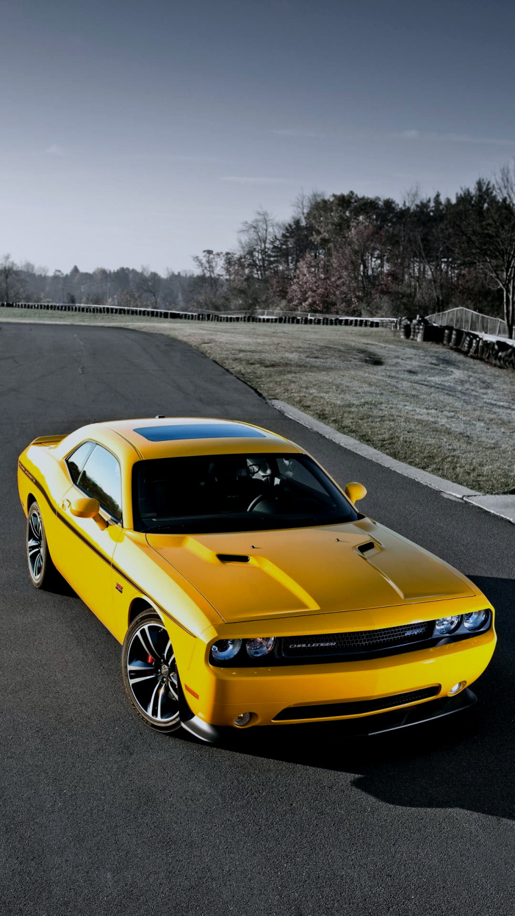 Esquivar Chaqueta Amarilla Challenger, 2017 Dodge Challenger, 2008 Dodge Challenger, 2022 Esquivar Retador, Dodge. Wallpaper in 750x1334 Resolution