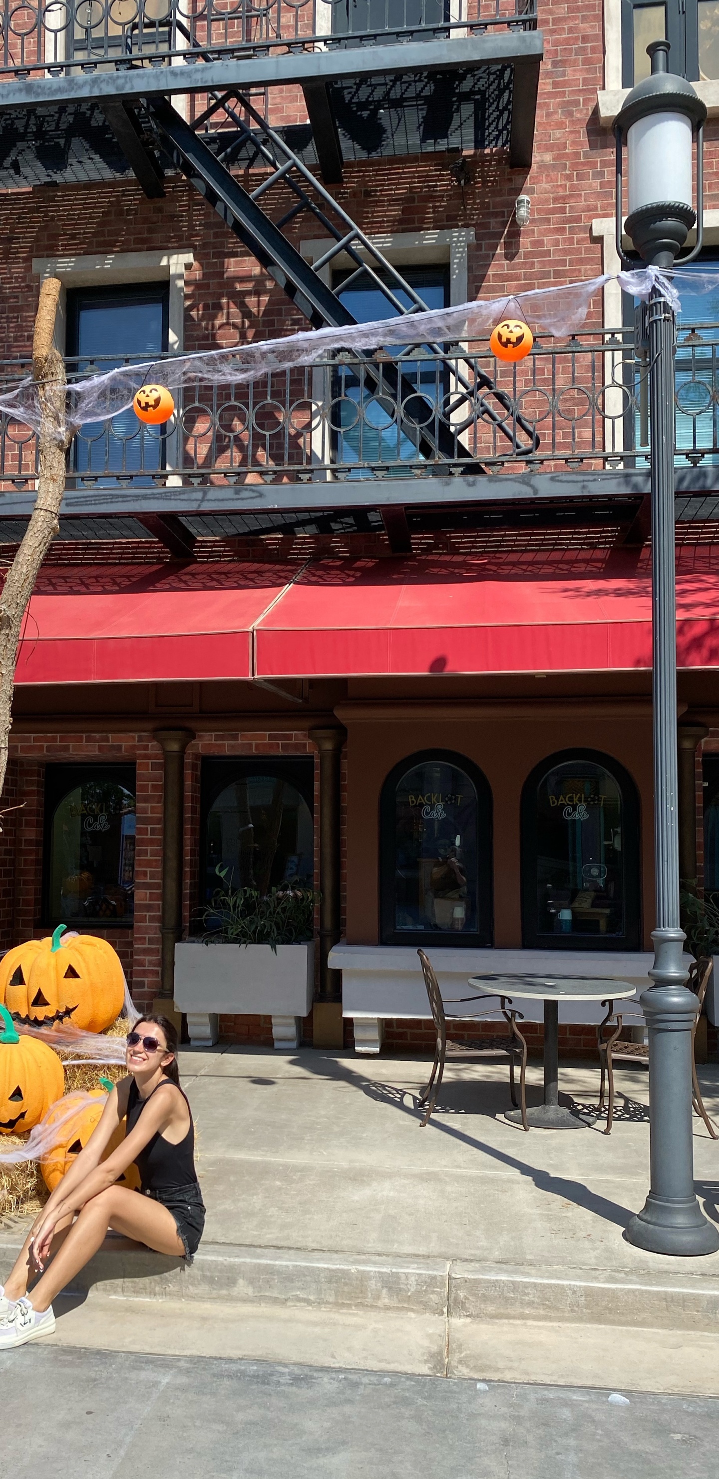 Área Urbana, Faade, Ventana, Banco, Escalera. Wallpaper in 1440x2960 Resolution