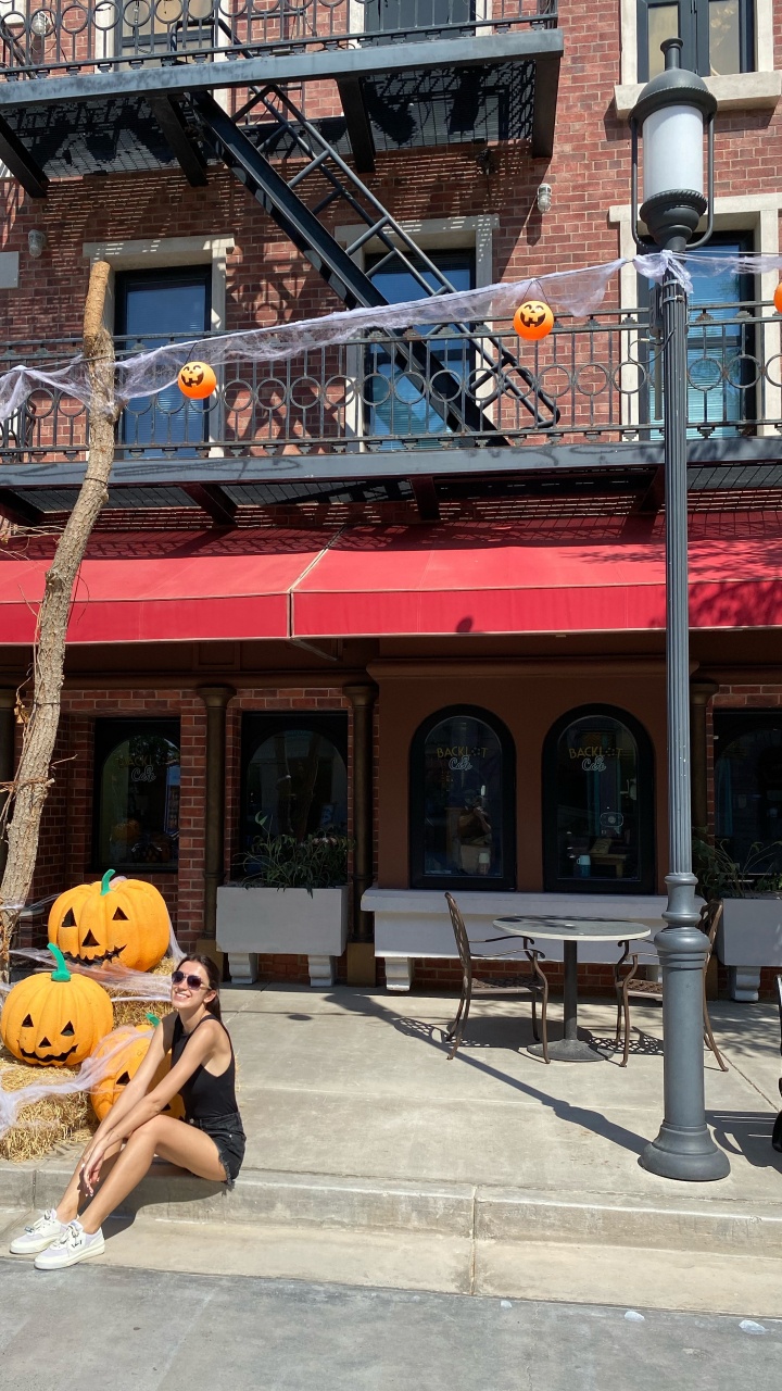 Stadtgebiet, Street, Fenster, Spielzeug, Ball. Wallpaper in 720x1280 Resolution