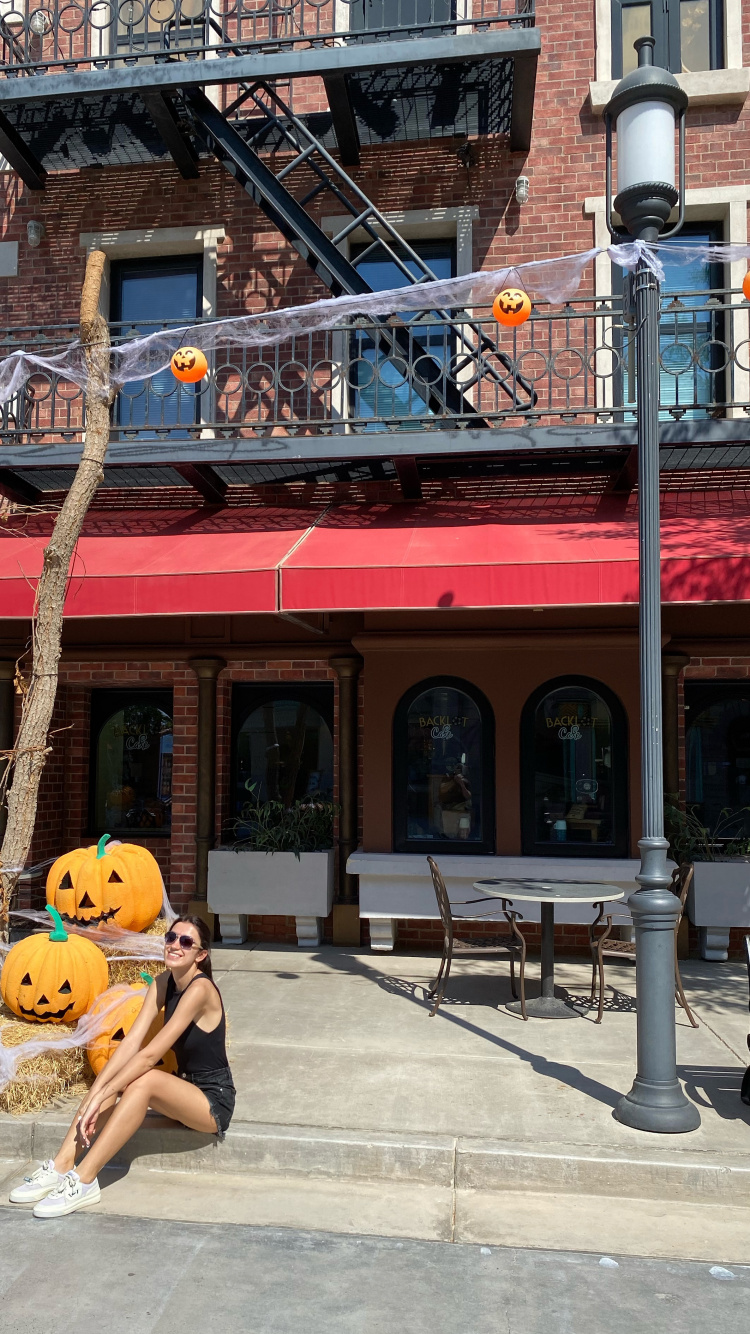 Stadtgebiet, Street, Fenster, Spielzeug, Ball. Wallpaper in 750x1334 Resolution