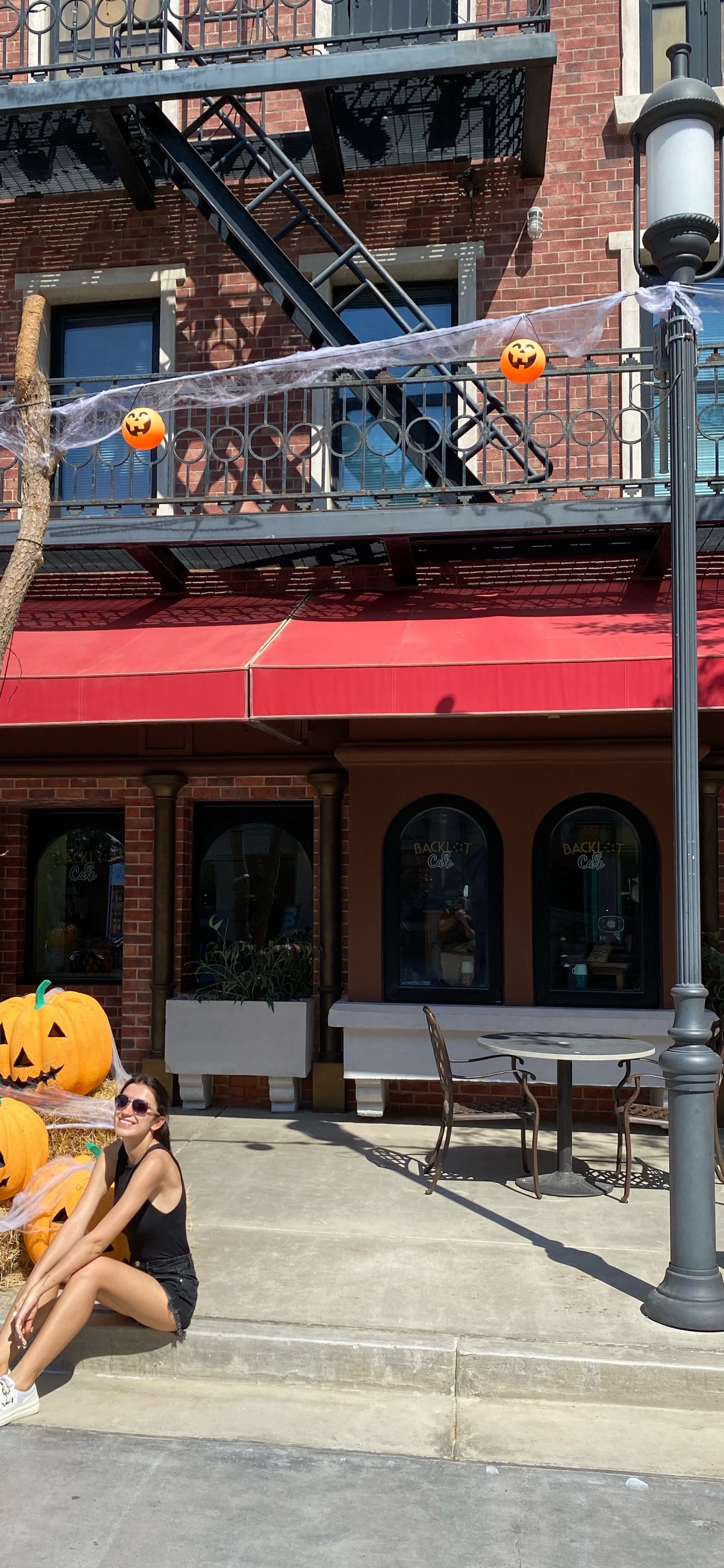 Zone Urbaine, Rue, Fenêtre, Banc, Escalier. Wallpaper in 1125x2436 Resolution