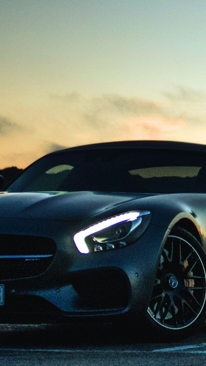 Schwarzes Bmw Coupe Unterwegs Bei Sonnenuntergang. Wallpaper in 720x1280 Resolution