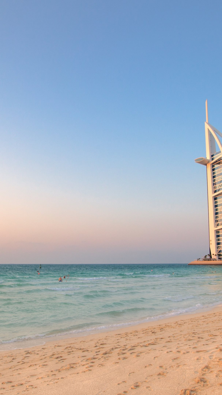 Velero Blanco en el Mar Bajo un Cielo Azul Durante el Día. Wallpaper in 750x1334 Resolution