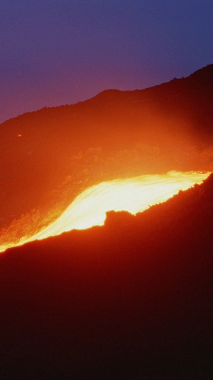 Silhouette Des Berges Während Der Nachtzeit. Wallpaper in 720x1280 Resolution