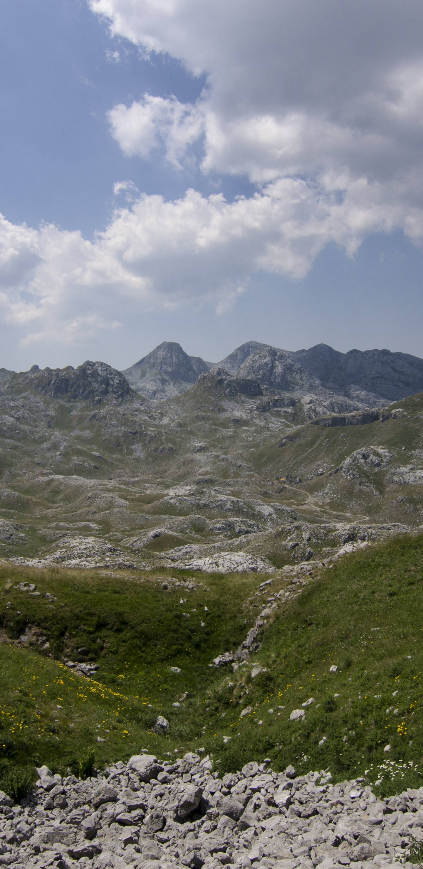 Grüne Und Graue Berge Unter Weißen Wolken Und Blauem Himmel Tagsüber. Wallpaper in 1440x2960 Resolution