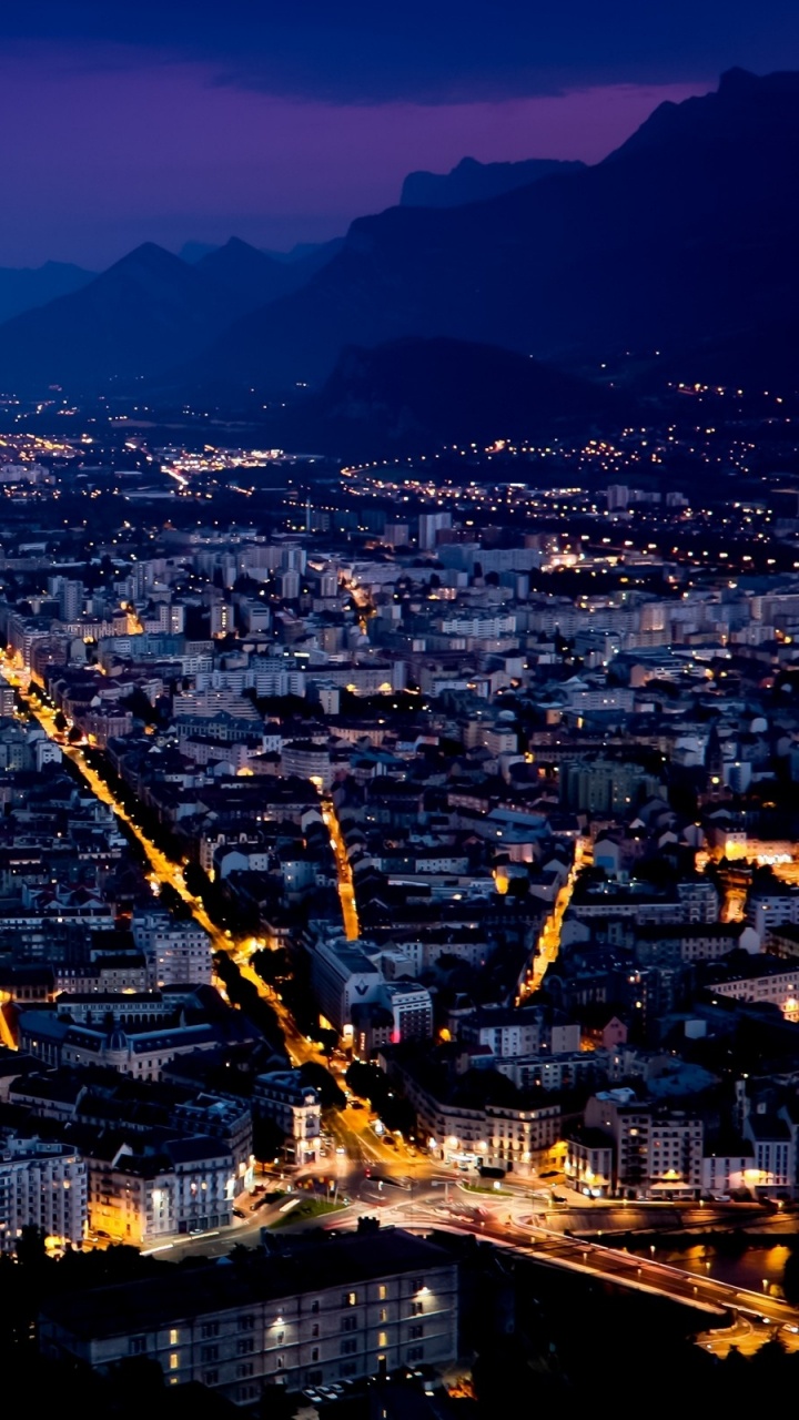 Vista Aérea de la Ciudad Durante la Noche.. Wallpaper in 720x1280 Resolution