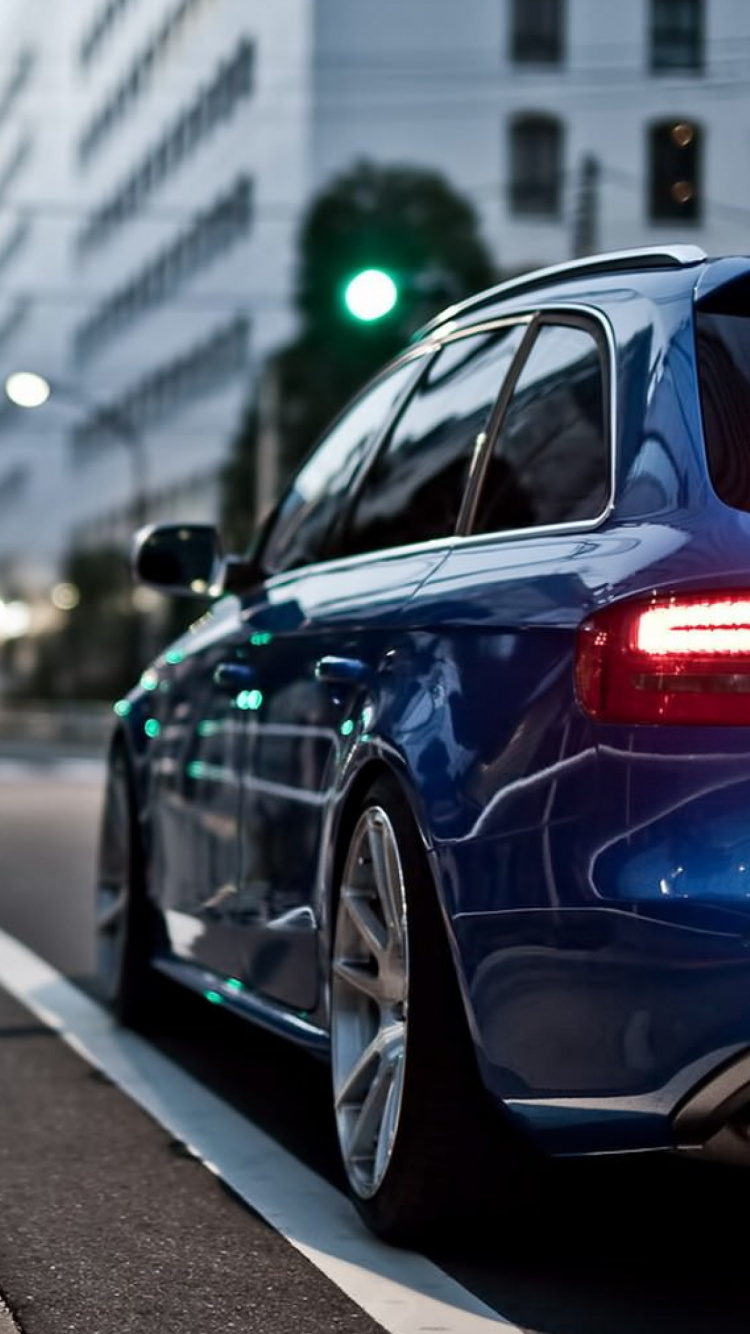 Schwarzes Auto Tagsüber Unterwegs. Wallpaper in 750x1334 Resolution