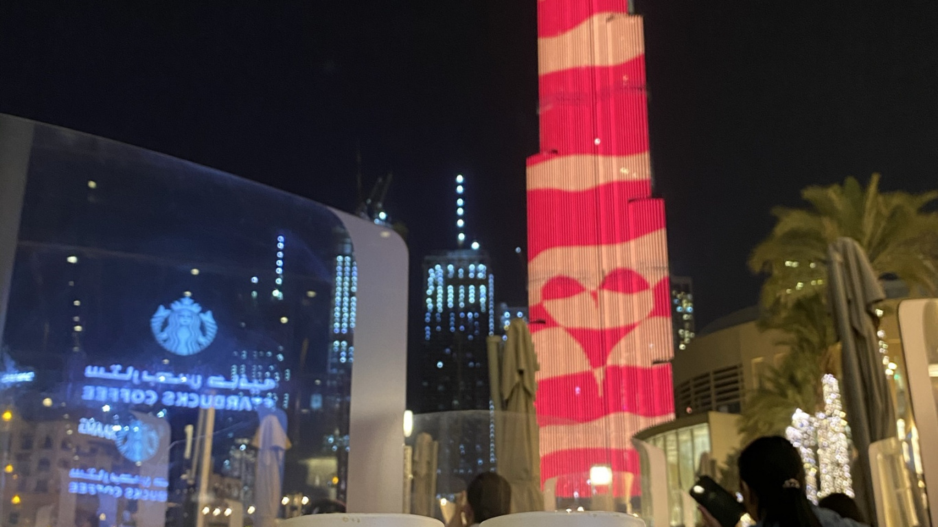 Dubai, Burj Khalifa, Logotipo de Starbucks 2011, Cristalería, Medianoche. Wallpaper in 1366x768 Resolution