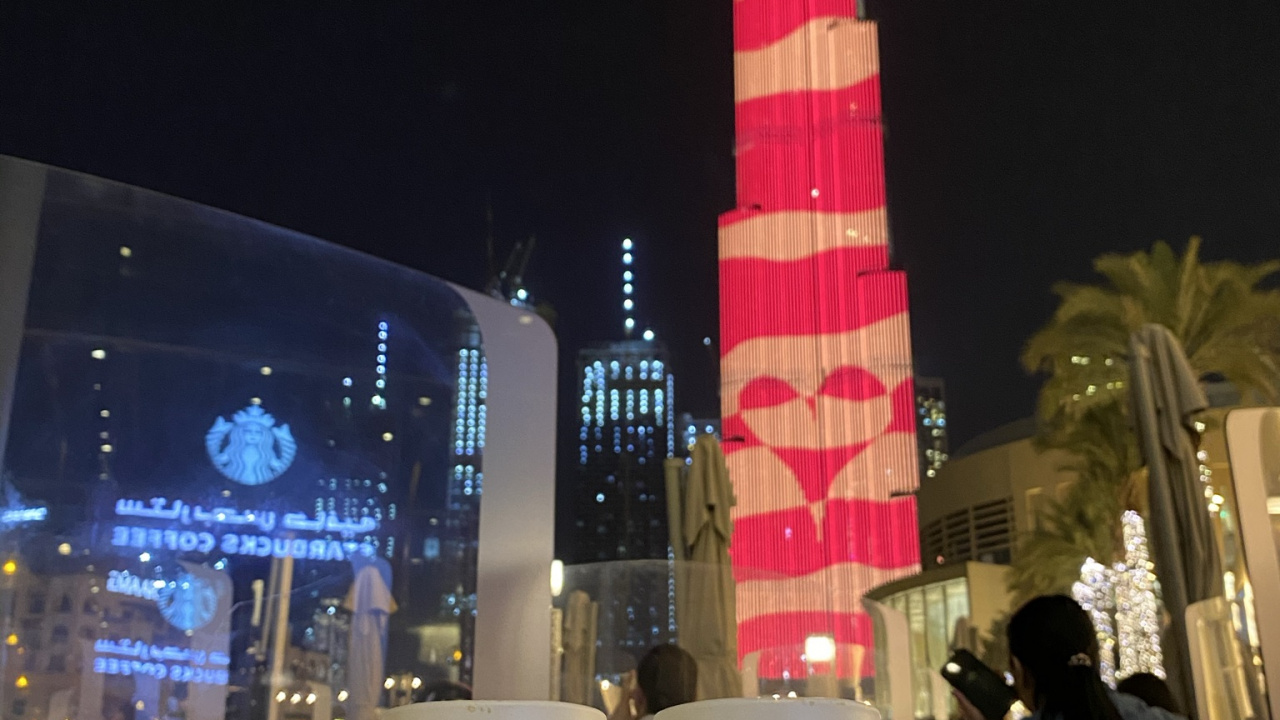 Dubai, Burj Khalifa, Starbucks Logo 2011, Night, Drinkware. Wallpaper in 1280x720 Resolution