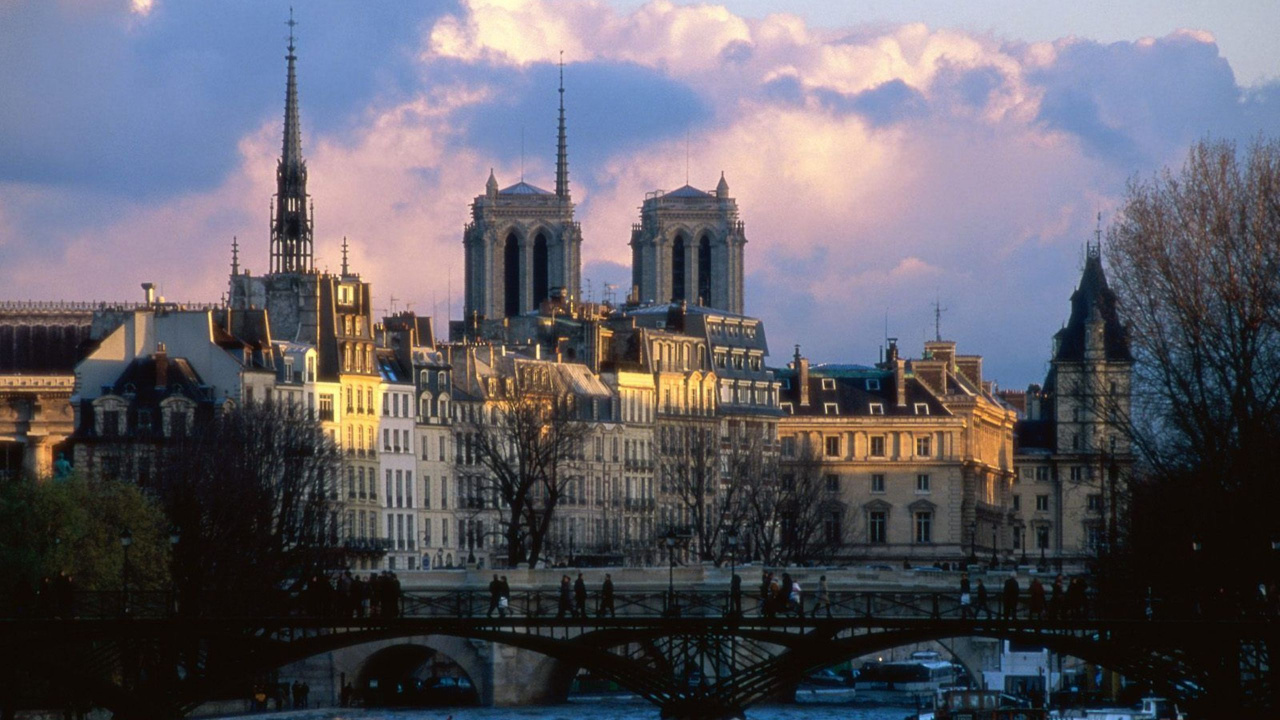 Bâtiment en Béton Blanc Près du Pont Sous Ciel Bleu Pendant la Journée. Wallpaper in 1280x720 Resolution