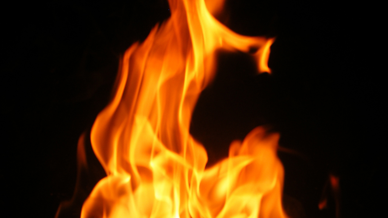 Feu Sur Fond Noir Avec Fond Noir. Wallpaper in 1280x720 Resolution