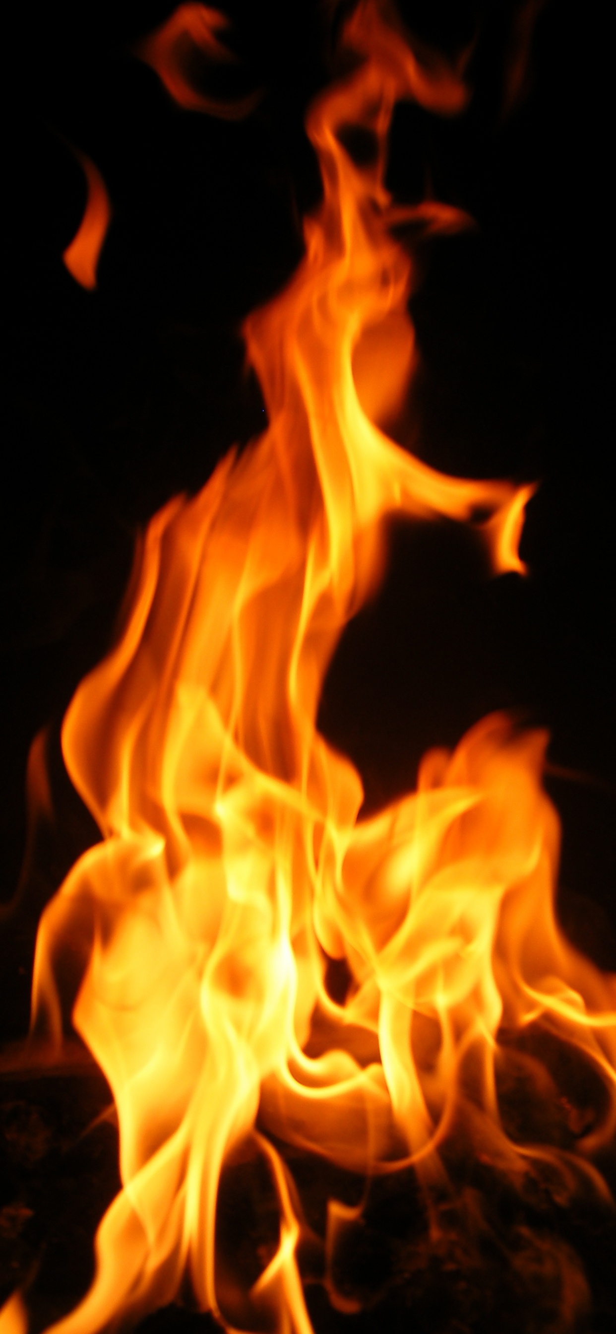 Feuer in Schwarzem Hintergrund Mit Schwarzem Hintergrund. Wallpaper in 1242x2688 Resolution