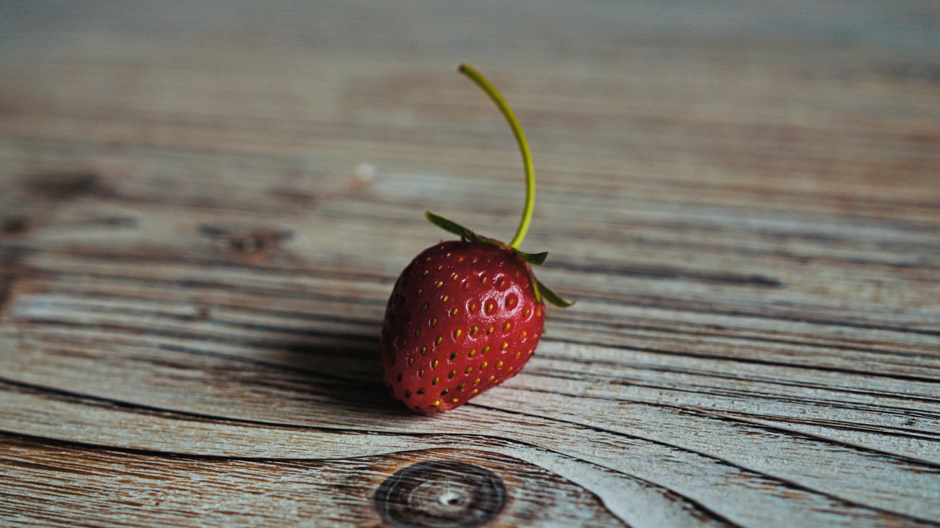 Rote Erdbeere Auf Braunem Holztisch. Wallpaper in 1366x768 Resolution