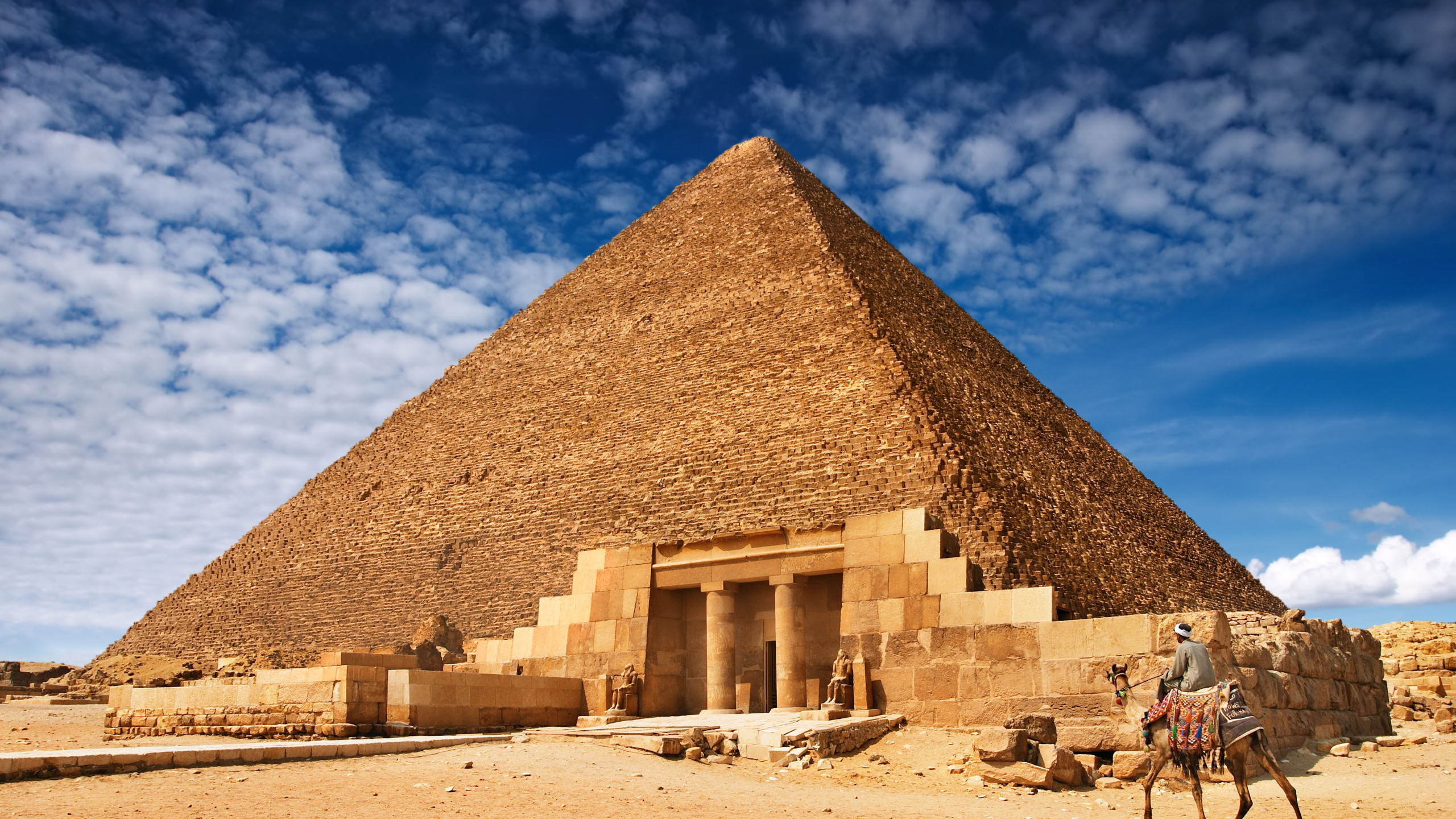 Brown Pyramid Under Blue Sky During Daytime. Wallpaper in 2560x1440 Resolution