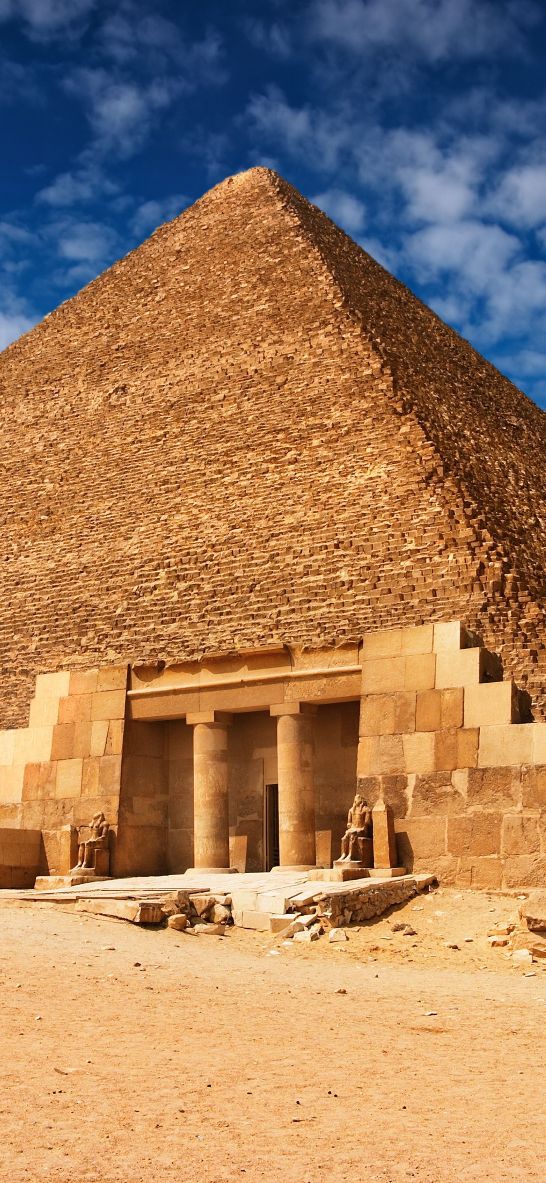 Pyramide Brune Sous Ciel Bleu Pendant la Journée. Wallpaper in 1125x2436 Resolution