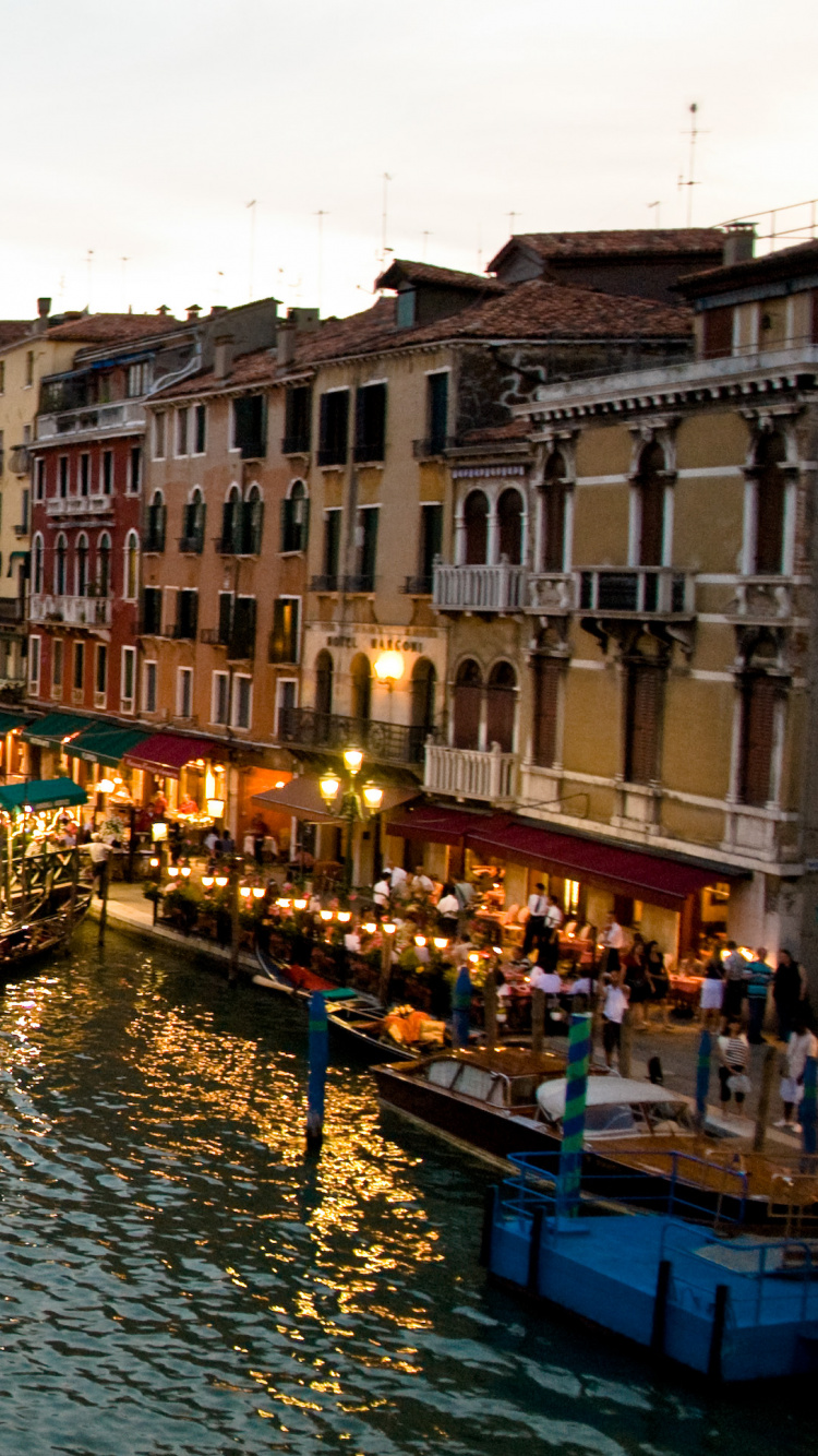 Boot Auf Dem Wasser in Der Nähe Von Gebäuden Tagsüber. Wallpaper in 750x1334 Resolution