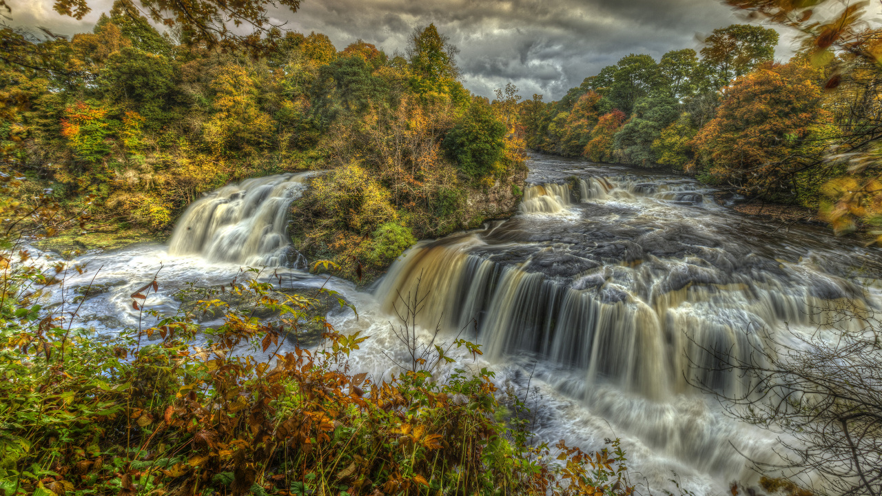 Water Falls in The Middle of Green Trees. Wallpaper in 1280x720 Resolution