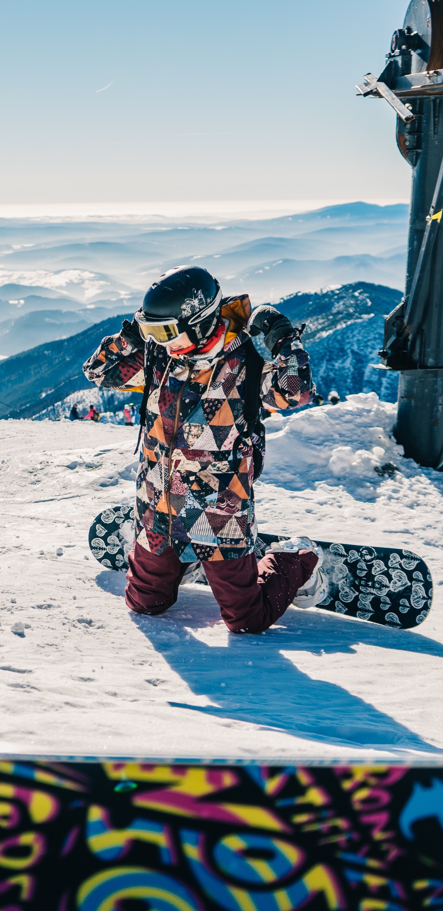 Hombre de Chaqueta Blanco y Negro Sentado en la Montaña Cubierta de Nieve Durante el Día. Wallpaper in 1440x2960 Resolution
