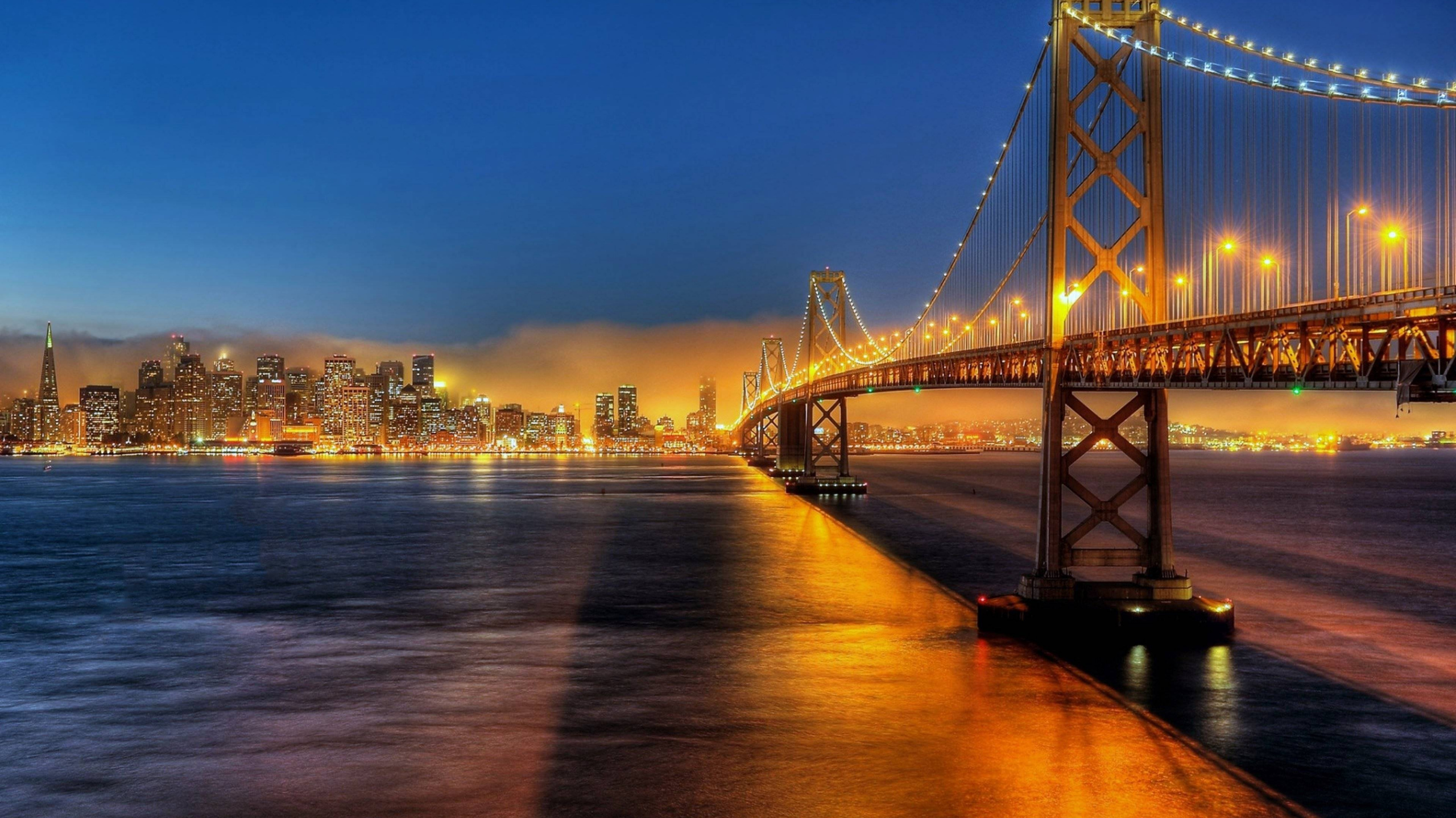 Pont Au-dessus de L'eau Pendant la Nuit. Wallpaper in 2560x1440 Resolution