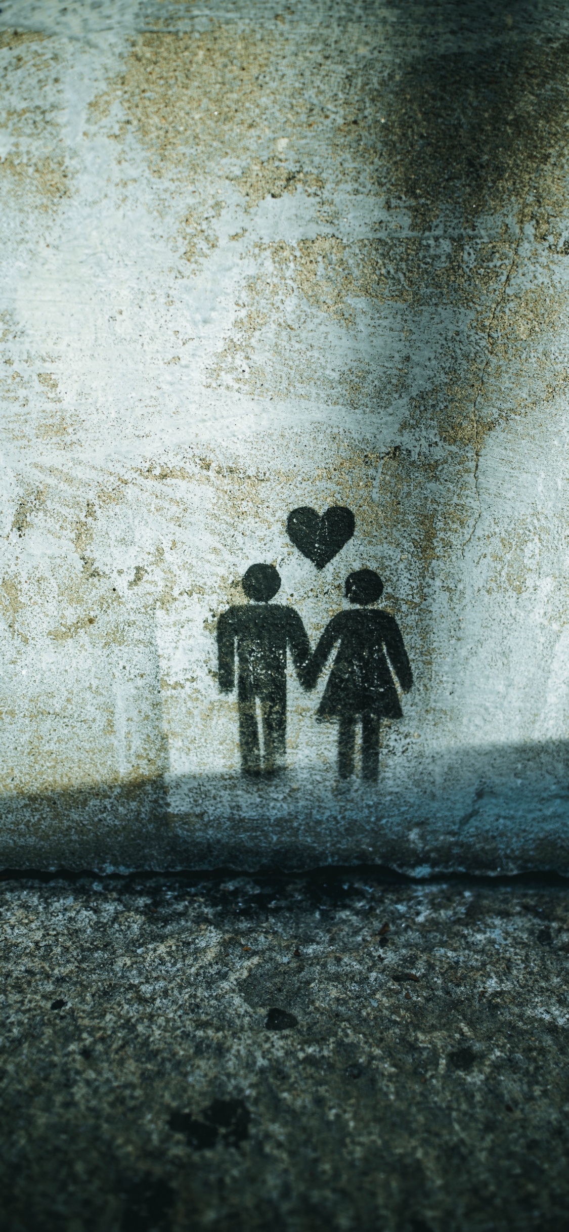 Hombre de Traje Negro de Pie Sobre un Piso de Concreto Gris. Wallpaper in 1125x2436 Resolution