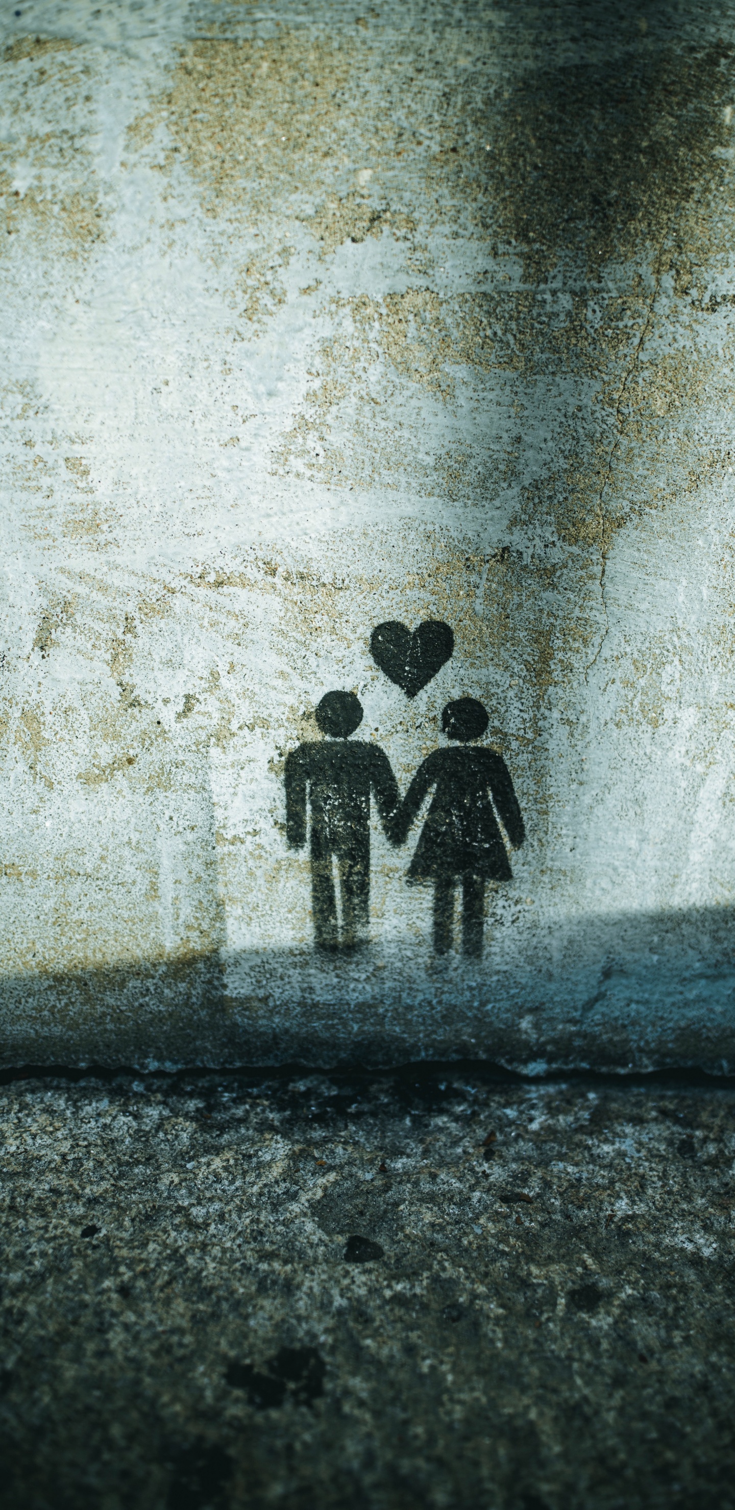 Homme en Costume Noir Debout Sur un Sol en Béton Gris. Wallpaper in 1440x2960 Resolution