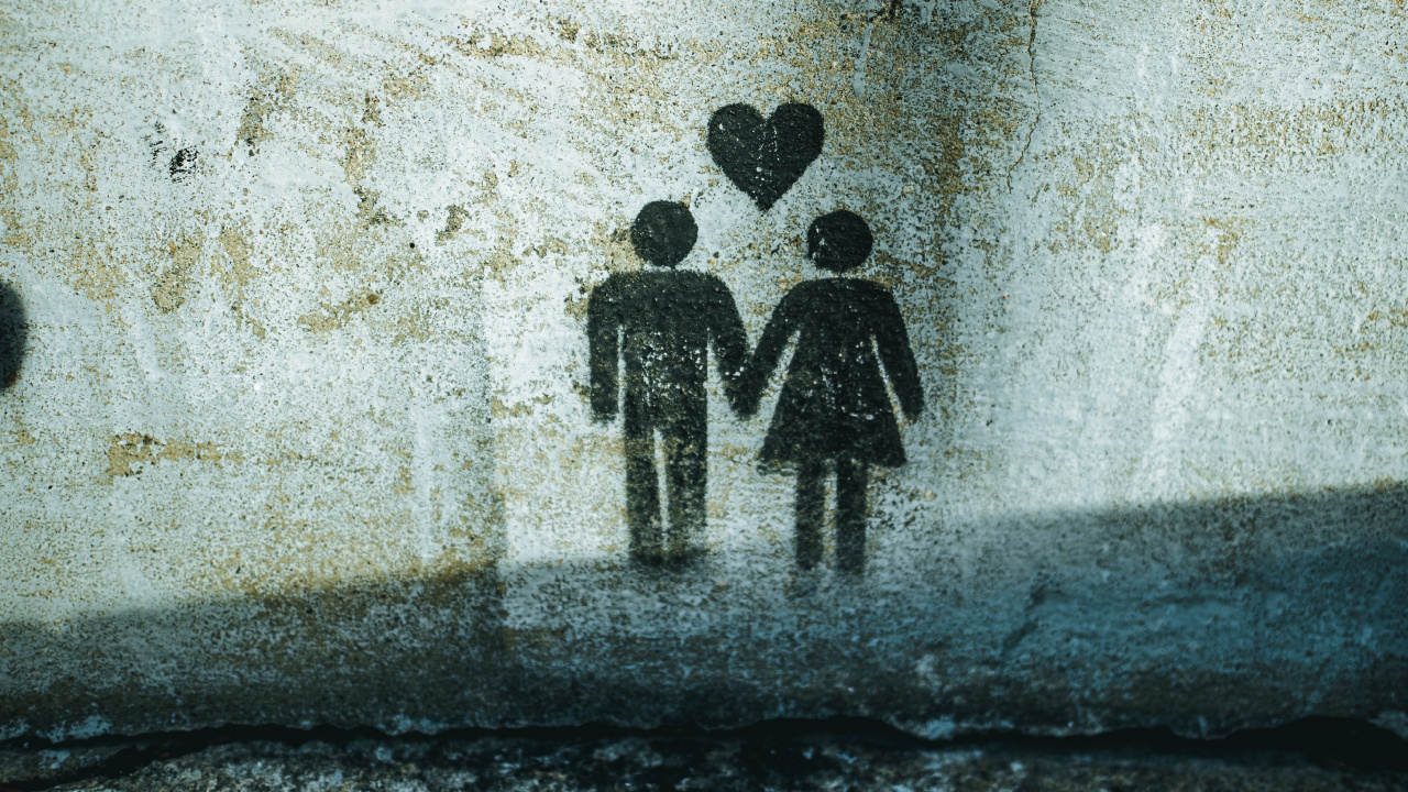 Mann im Schwarzen Anzug Steht Auf Grauem Betonboden. Wallpaper in 1280x720 Resolution