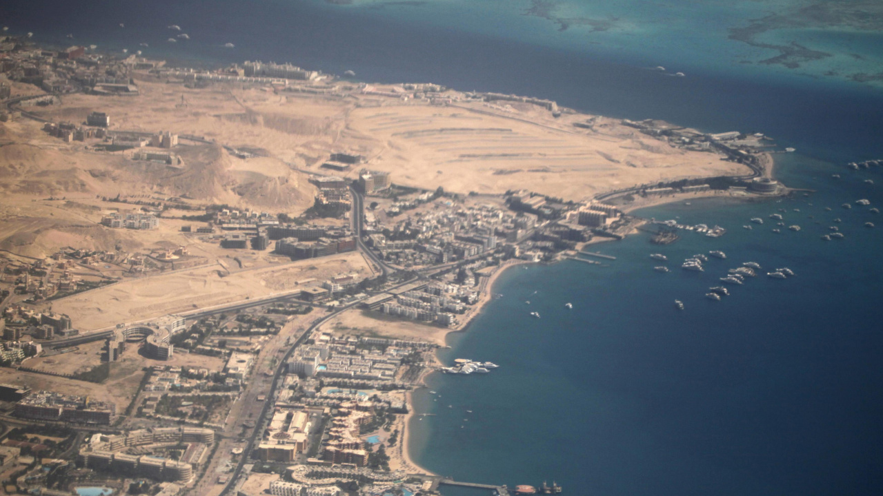 Aerial View of City Near Body of Water During Daytime. Wallpaper in 1280x720 Resolution