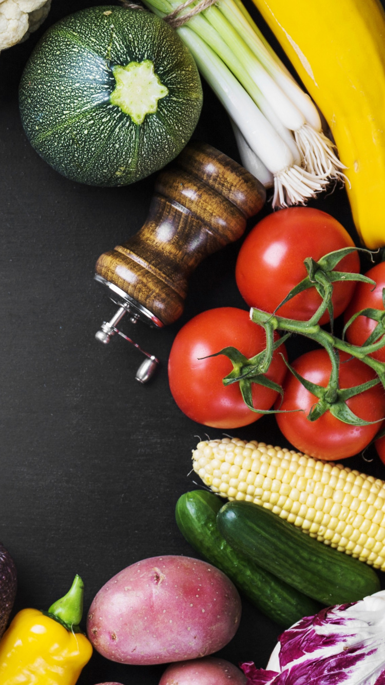 Tomate Rojo al Lado de Ají Verde y Ajo. Wallpaper in 750x1334 Resolution