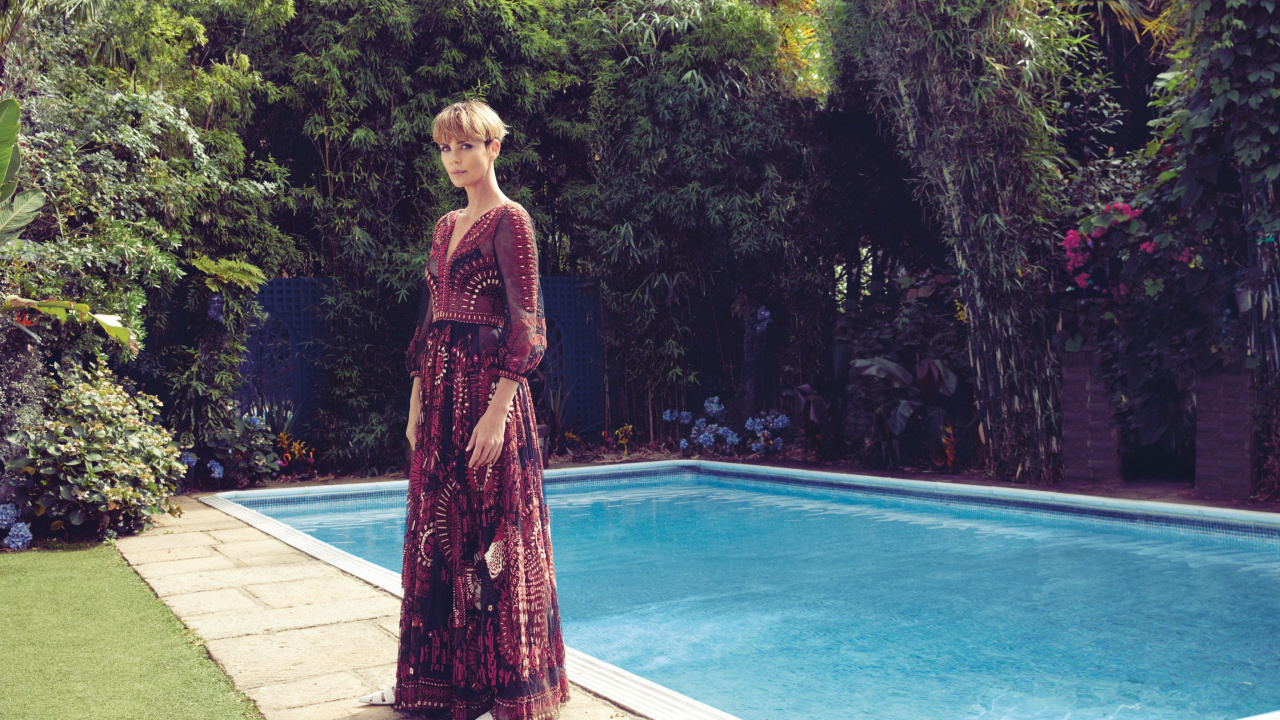 Charlize Theron, Atomblond, Schauspieler, Wasser, Baum. Wallpaper in 1280x720 Resolution