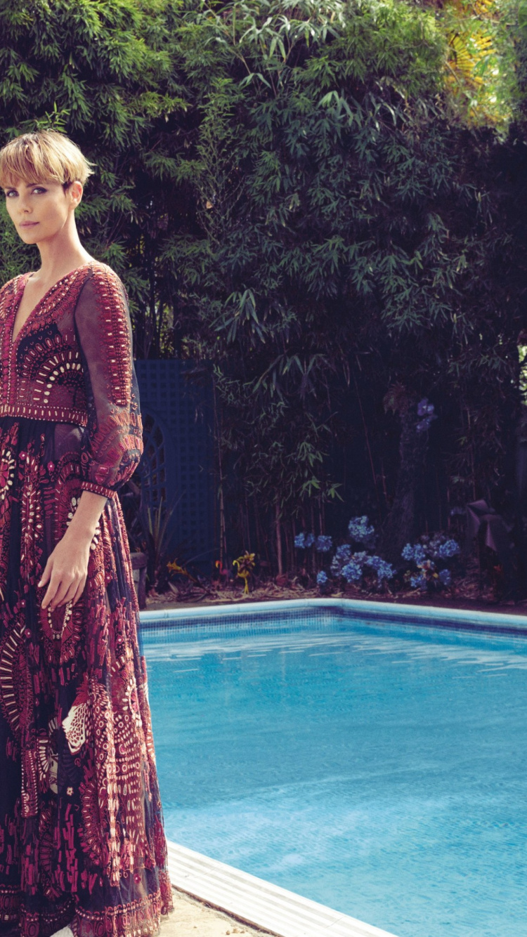 Charlize Theron, Rubia Atómica, Actor, Agua, Cintura. Wallpaper in 750x1334 Resolution