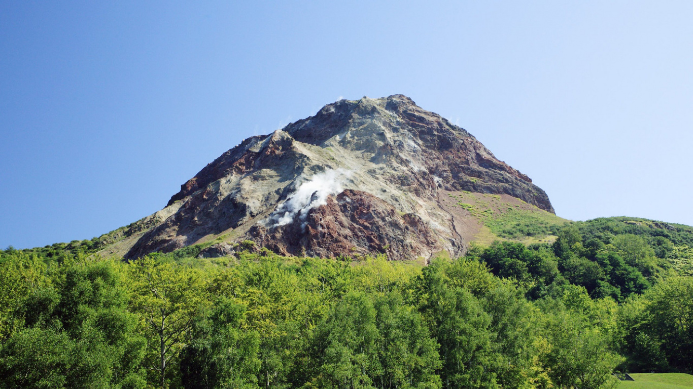 Green Trees on Mountain Under Blue Sky During Daytime. Wallpaper in 1366x768 Resolution
