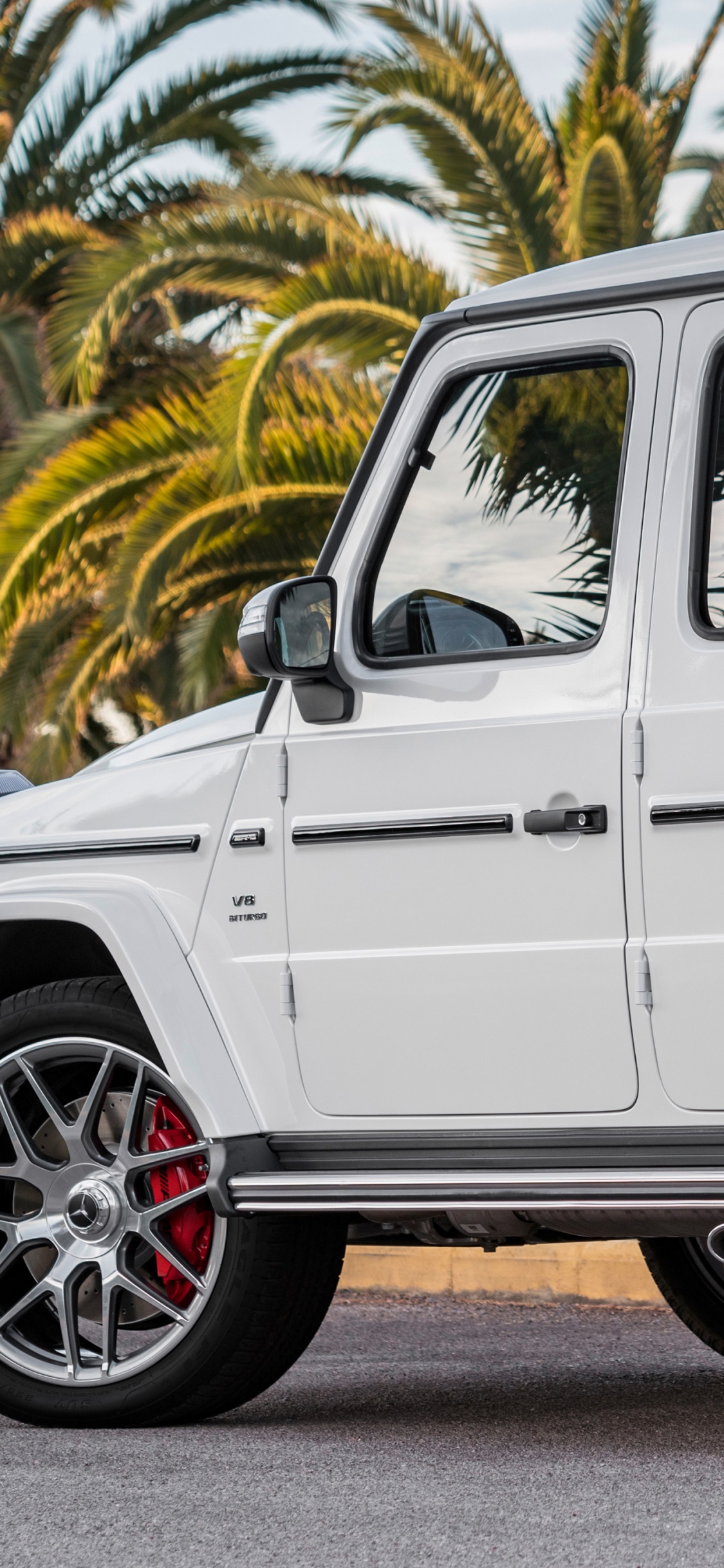 SUV Blanco en la Carretera Durante el Día. Wallpaper in 1125x2436 Resolution