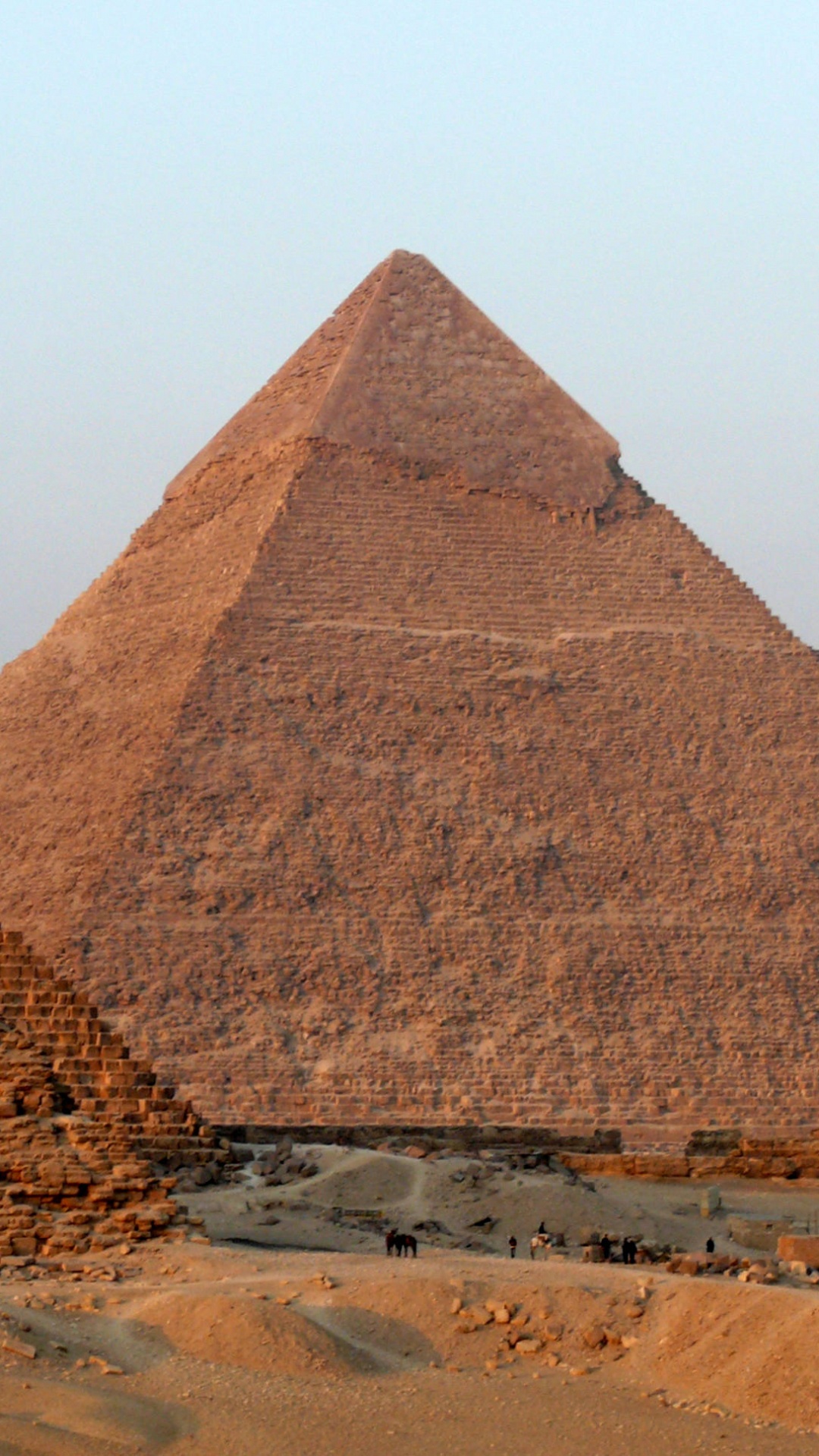 Pyramide Brune Sur le Sable Brun Pendant la Journée. Wallpaper in 1080x1920 Resolution