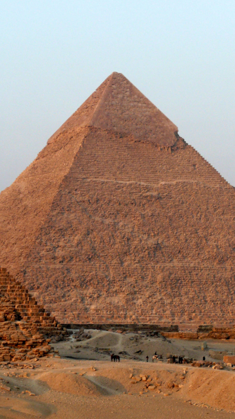 Pyramide Brune Sur le Sable Brun Pendant la Journée. Wallpaper in 750x1334 Resolution