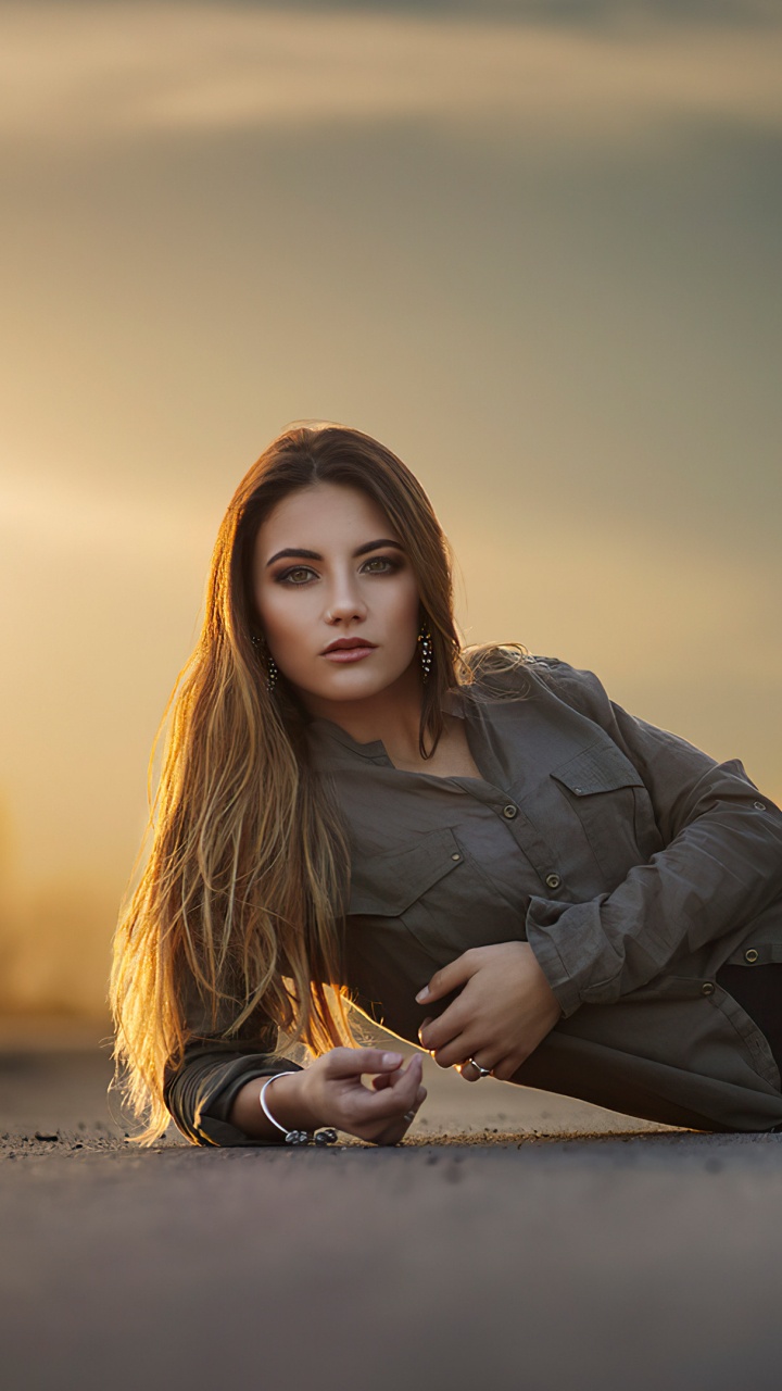 Sonnenuntergang Pose, Sonnenuntergang, Kleidung, Haar, Arm. Wallpaper in 720x1280 Resolution