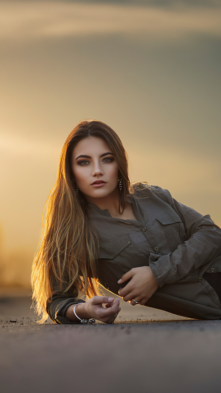 Sonnenuntergang Pose, Sonnenuntergang, Kleidung, Haar, Arm. Wallpaper in 750x1334 Resolution