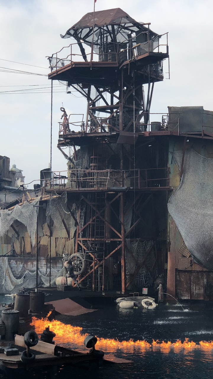 Hollywood, Universal Pictures, Warship, Universal Studios Hollywood, Body of Water. Wallpaper in 720x1280 Resolution