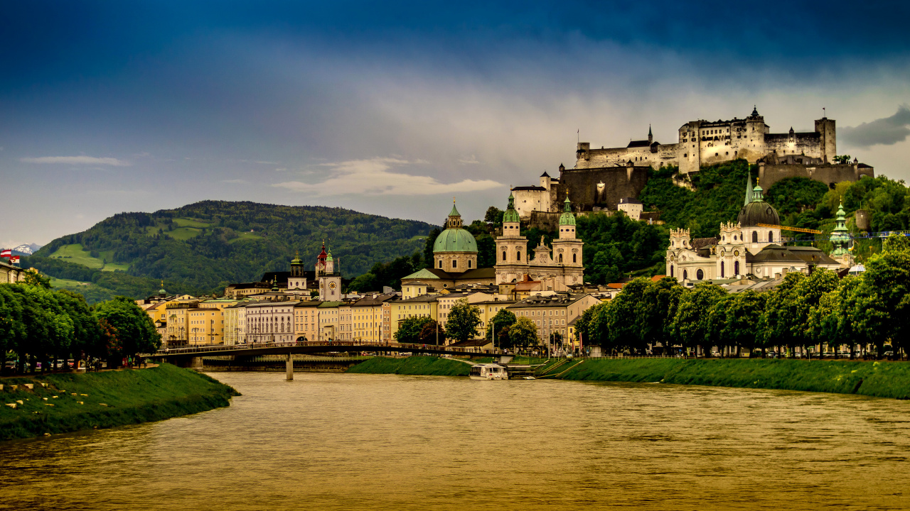 Braunes Und Weißes Betongebäude in Der Nähe Einer Grünen Wiese Unter Blauem Himmel Tagsüber Sky. Wallpaper in 1280x720 Resolution