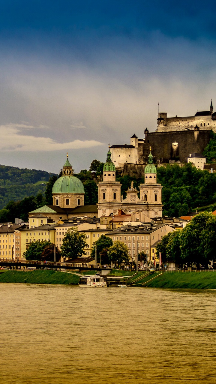 Edificio de Hormigón Marrón y Blanco Cerca Del Campo de Hierba Verde Bajo un Cielo Azul Durante el Día. Wallpaper in 720x1280 Resolution