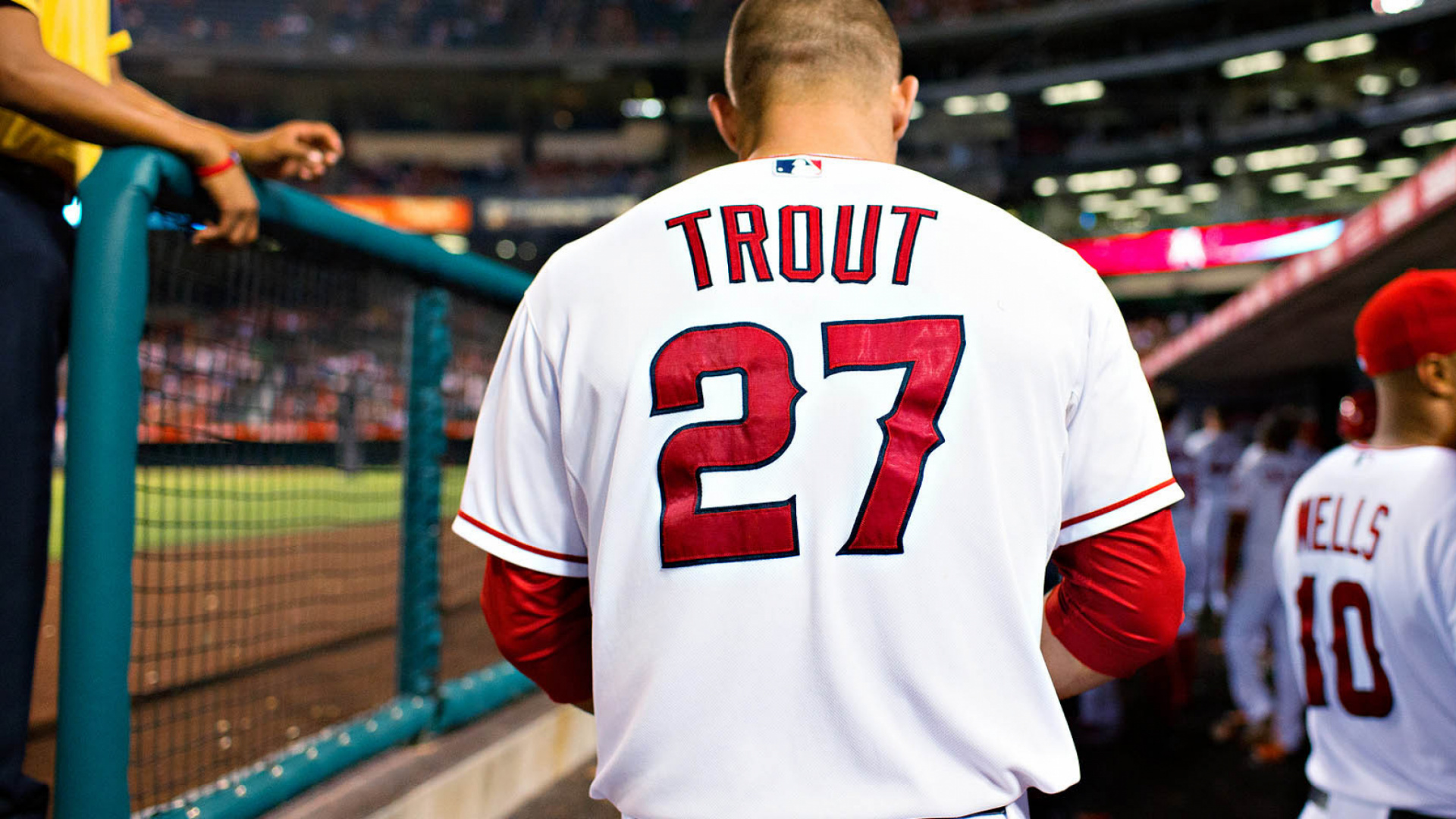 Homme en Chemise de Jersey de Baseball Blanc et Rouge Debout Sur le Stade. Wallpaper in 1920x1080 Resolution
