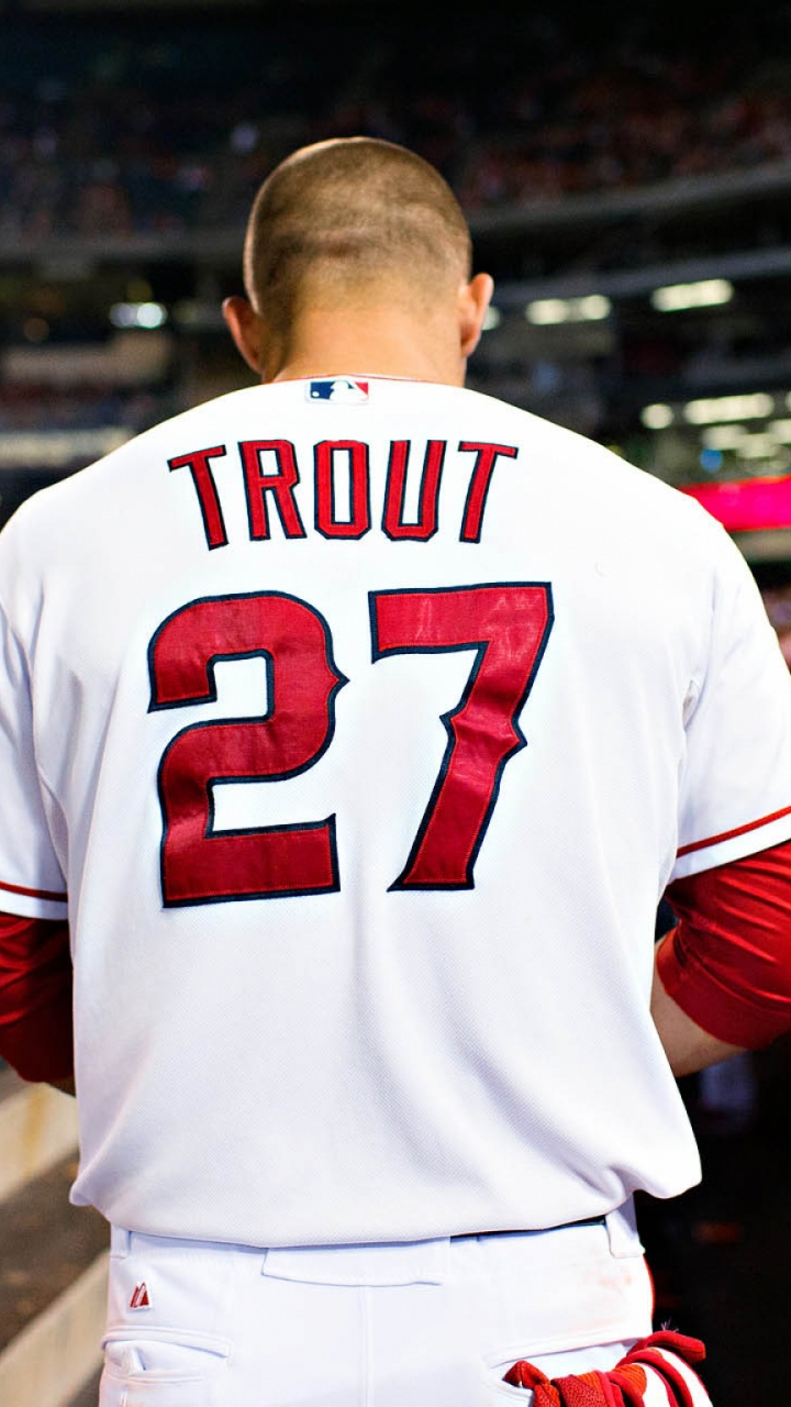 Homme en Chemise de Jersey de Baseball Blanc et Rouge Debout Sur le Stade. Wallpaper in 720x1280 Resolution